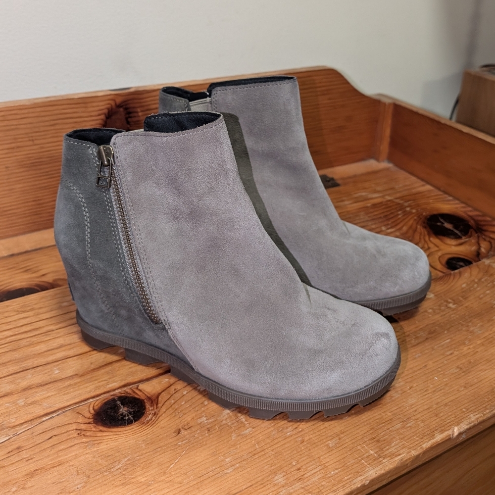 Sorel Joan of Arctic Wedge II Zip Boots – Size 9 – Green/Grey Suede